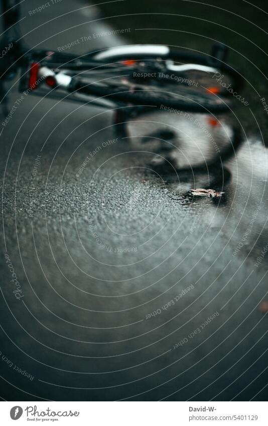Fahrradunfall bei schlechtem Wetter fahrradunfall Unfall gestürzt Versicherung schlechtes Wetter Dunkelheit Herbst Verkehrsunfall Schaden Gefahr nass Pfütze