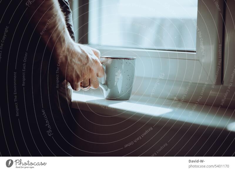 Ruhe - Mann mit Kaffee in der Hand wartet und schaut durchs Fenster warten nachdenklich Pause Kaffeetasse Kaffeepause blick nach draussen Gedanken stille