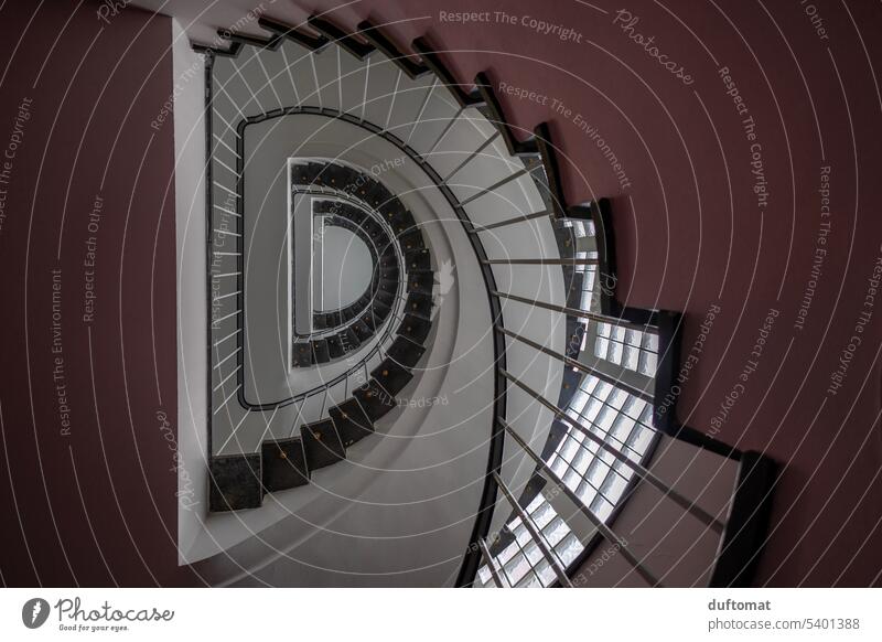 spiral Staircase, spiralförmiges Treppenhaus Wendeltreppe Zentralperspektive Architektur Geländer Treppengeländer Spirale aufwärts Menschenleer Innenaufnahme