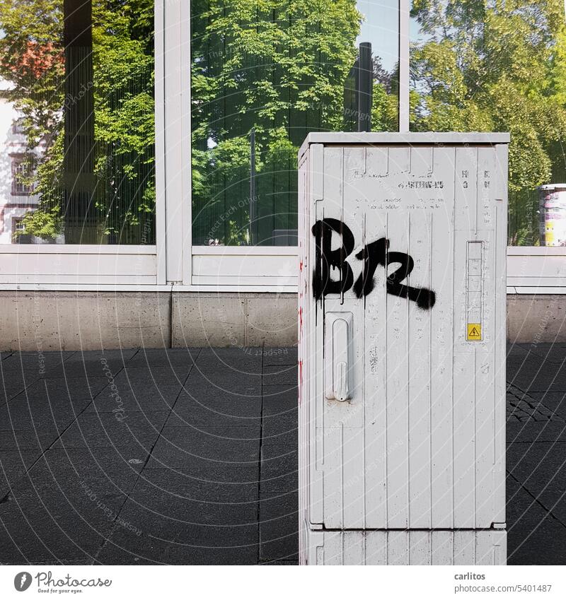 Vitamindepot  | Adenosylcobalamin B12 Cobalamin Graffiti Stromkasten Fenster Spiegelung Fassade Haus Grau Gehsteig Bürgersteig Detailaufnahme