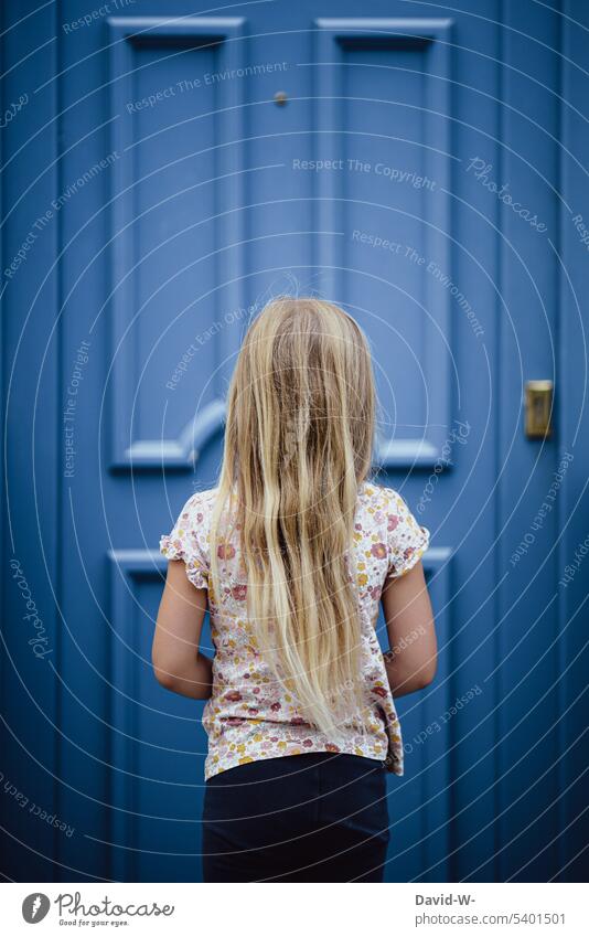 Mädchen steht vor einer verschlossenen Tür Unsicherheit Außenseiter ängstlich warten Eingang Weg Überwindung unschuldig zierlich Neuanfang zu Angst anonym
