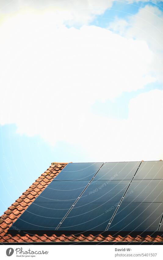 Photovoltaik auf dem Dach - angestrahlt vom Sonnenlicht Sonnenenergie Solarenergie Solarzellen ernergieversorgung Erneuerbare Energie Reflexion & Spiegelung