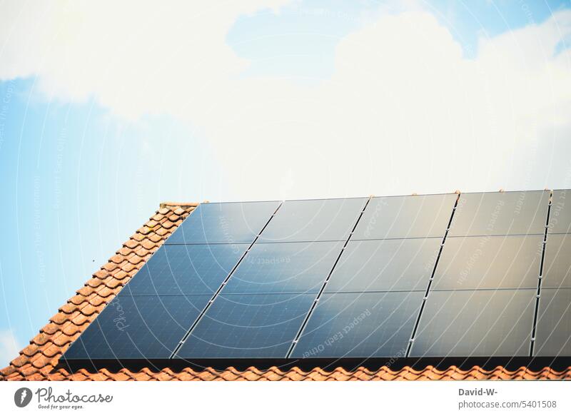 Solarzellen auf dem Dach Photovoltaik Erneuerbare Energie nachhaltig Sonnenenergie Energiewirtschaft Klimaschutz Haus Sonnenlicht