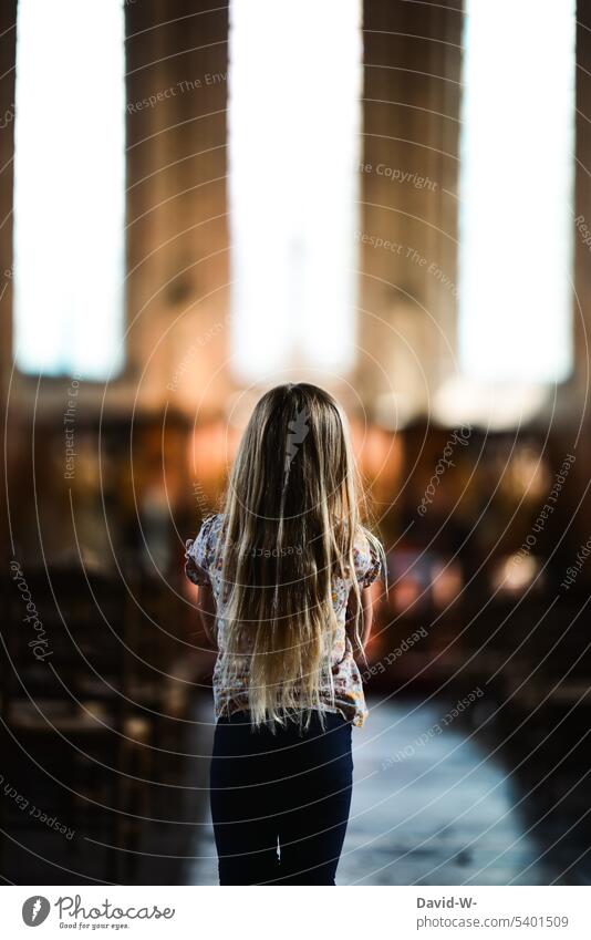 Kind in der Kirche - Glaube an Gott Religion Kindererziehung Mädchen beten Licht Hoffnung Trauer Denken Gedanken Rückansicht
