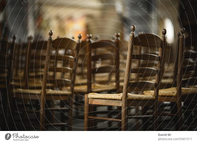 Leere Stühle in einer Kirche Leerstand leer stühle verlassen Menschenleer Konzert Sitzreihe frei Veranstaltung Stuhlreihe Platz Sitzgelegenheit