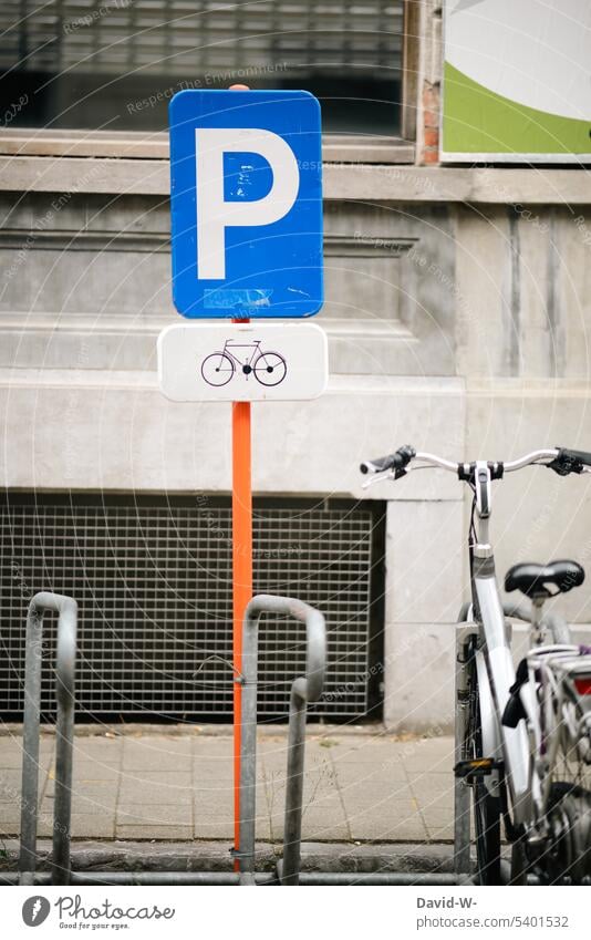 Parkplatz für Fahrräder Fahrradparkplatz Schild parken Fahrradständer Stadt Innenstadt abstellen Verkehrsmittel Zeichen