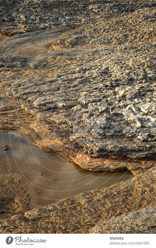 Erosion des Felsgestein der Rosa Felsen im Sommer bei Sonnenschein an des Küste des Schwarzen Meer in Kefken in Kocaeli in der Türkei felsbrocken