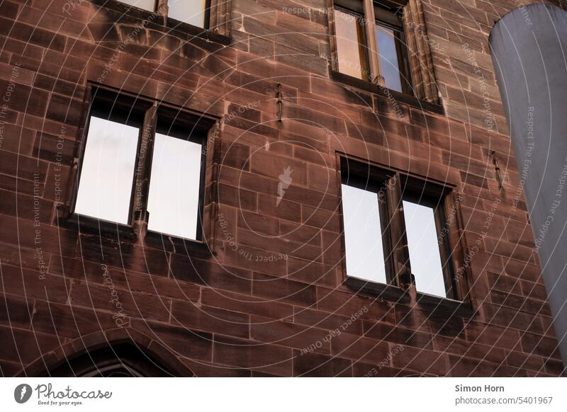 Fassade aus Sandstein Reflexion & Spiegelung Fenster verspiegelt undurchsichtig alt Altstadt verborgen blendend hell Architektur Gebäude Stadt Innenstadt