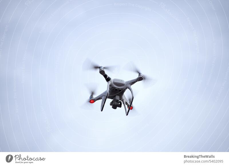 Quadcopter UAV-Drohne fliegt in den Himmel Quadkopter Dröhnen uav fpv Quadrotor eine fliegen Flug Dronographie Antenne Fotografie Technik & Technologie