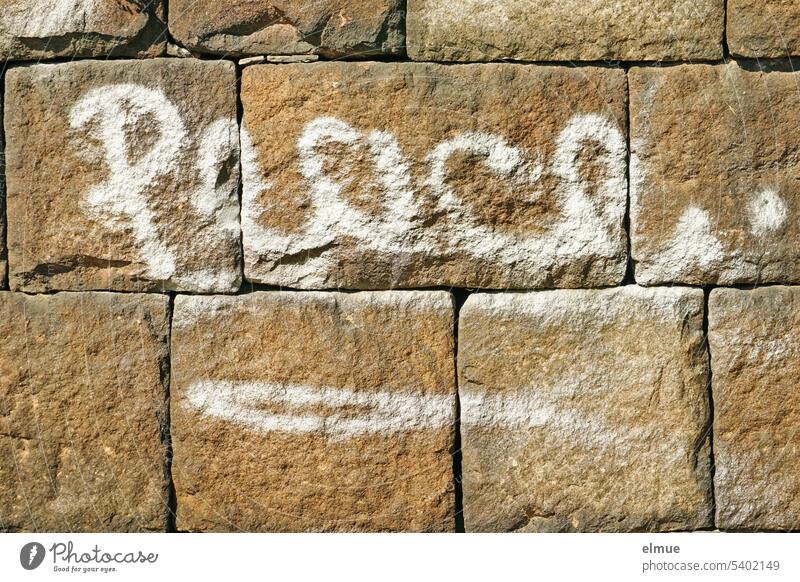 Peace. steht in weißer Schreibschrift an einer Sandsteinmauer / Frieden peace englisch Ruhe Blog Steinmauer Symbole & Metaphern Hoffnung Friedenswunsch