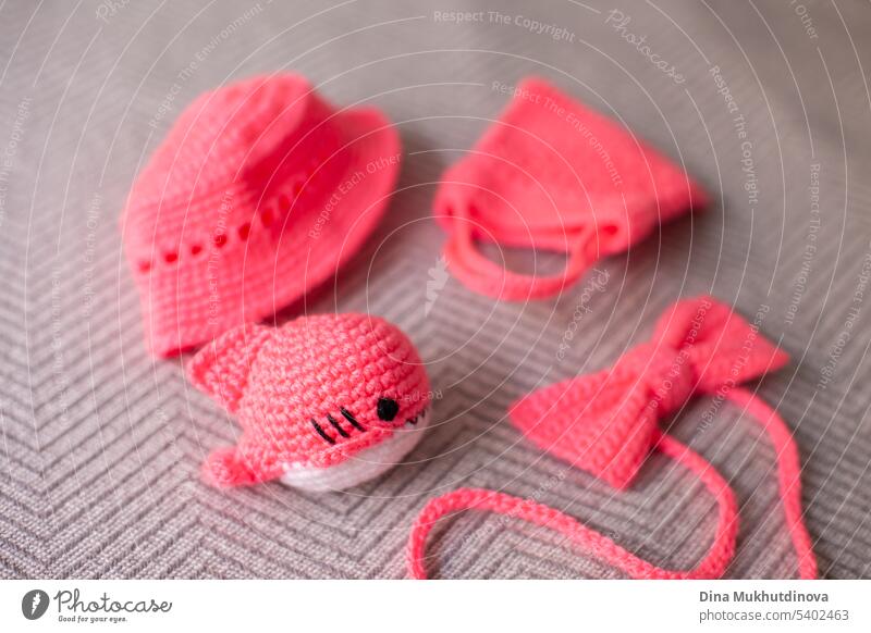 Niedliche rosa Häkelartikel im Barbiecore-Stil. Handgefertigte Spielzeuge und Accessoires. Hai-Häkelspielzeug. Niedliche kleine Dinge. Acryl Kunst Hintergrund
