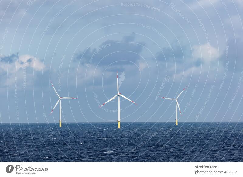 Offshore-Windkraftanlage in der Nordsee Energiewirtschaft Windrad Erneuerbare Energie Elektrizität umweltfreundlich Umweltschutz alternativ