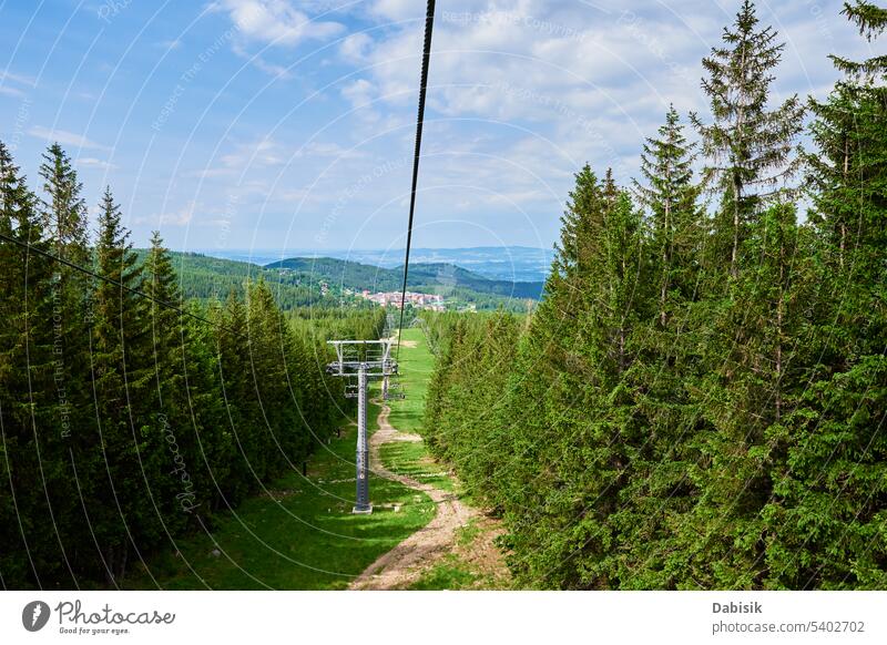 Berge mit offenem Seilbahnlift, Karpacz, Polen aktiv Wanderung Standseilbahn wandern Landschaft reisen Panorama heben Erholung Antenne Wald grün Sommer