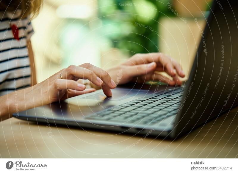 Weibliche Hände beim Tippen auf der Laptop-Tastatur. Keyboard verwenden Frau Freiberufler online Business Büro arbeiten Arbeitsplatz abgelegen Menschen