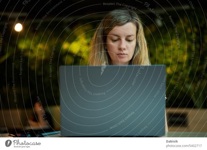 Frau benutzt Laptop in Café. Freelancer in Coworking verwenden Hände Freiberufler Business arbeiten Arbeitsplatz Büro abgelegen Tippen Menschen
