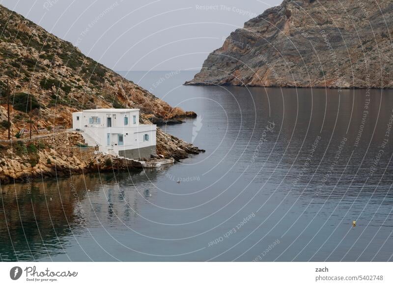 stille Wasser Griechenland Kykladen Insel Mittelmeer Ägäis Meer Küste Himmel Hügel Horizont Sifnos Bucht Haus Kykladenarchitektur