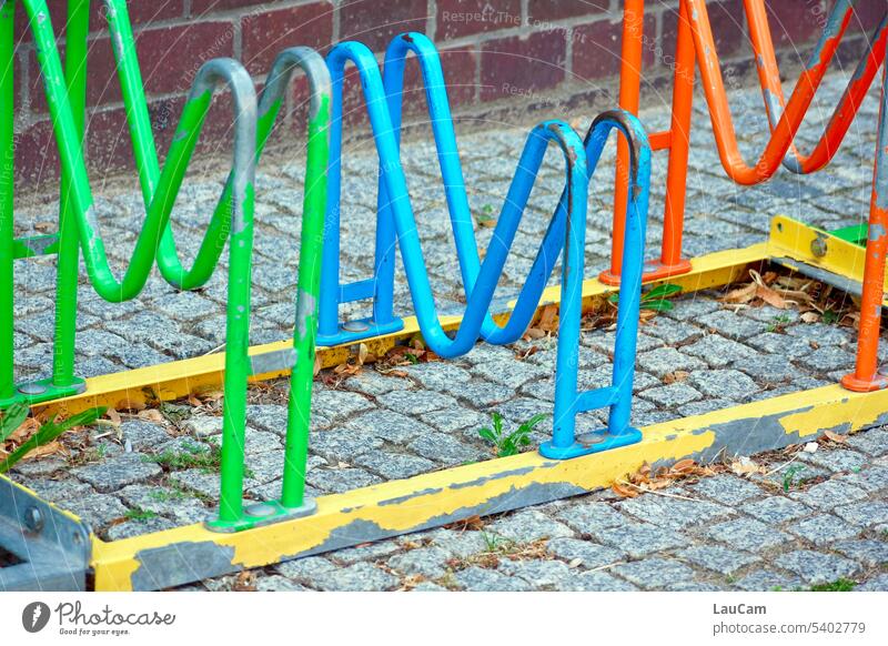 Regenbogen - bunte Fahrradständer farbenfroh mehrfarbig parken Parkplatz Fahrradfahren Rad Mobilität Verkehrsmittel umweltfreundlich abstellen bunte Mischung