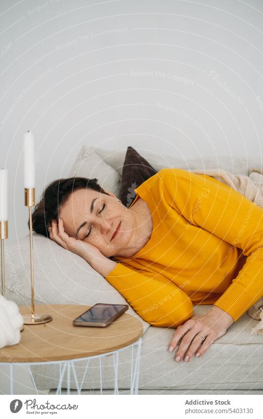 Reife Frau schlafend auf Sofa Windstille Mittagsschlaf ruhen sich[Akk] entspannen Wohnzimmer heimwärts Komfort Liege Gelassenheit Lügen ruhig Kälte friedlich