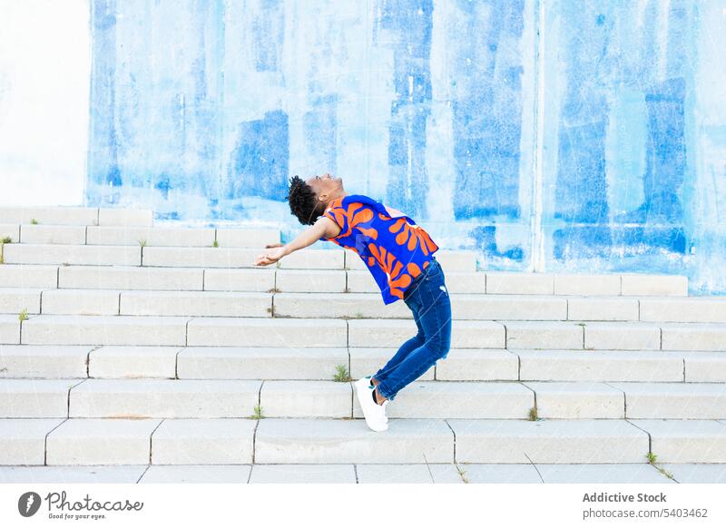 Junger Mann springt Rückwärtssalto auf Straßentreppe springen Sprung Rücken Flip Energie urban Treppe Wand Großstadt Le Parkour männlich jung ausführen Athlet