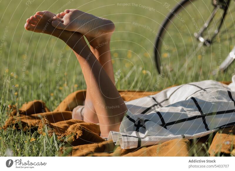 Ernte Frau liegend auf Gras Lügen sich[Akk] entspannen Sommer Feld Tourist Urlaub ruhen Barfuß Feiertag jung Decke Fahrrad Natur Erholung Kälte Windstille