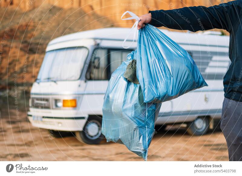 Erntehelfer mit Plastikmüllsack am Wohnmobil Person Müll Kleintransporter Tasche Natur Abfall Hügel Fahrzeug reisen Sonnenlicht Kunststoff abholen Pflege Urlaub