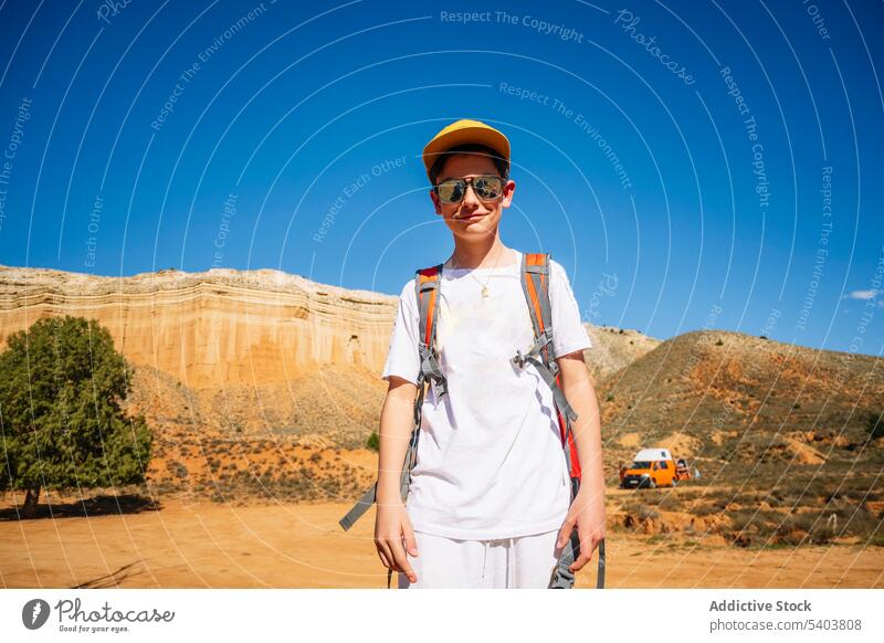 Jugendlicher mit Sonnenbrille und Rucksack in der Wüste Junge Reisender Tourist Abenteuer Kind Schlucht Urlaub Berge u. Gebirge Hügel Klippe Teenager