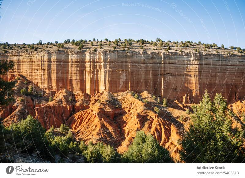 Gesteinsformationen im Wüstental Berge u. Gebirge Kamm Schlucht wüst trocken Hochland Landschaft Gelände Natur Tal Blauer Himmel rojo teruel Spanien rau