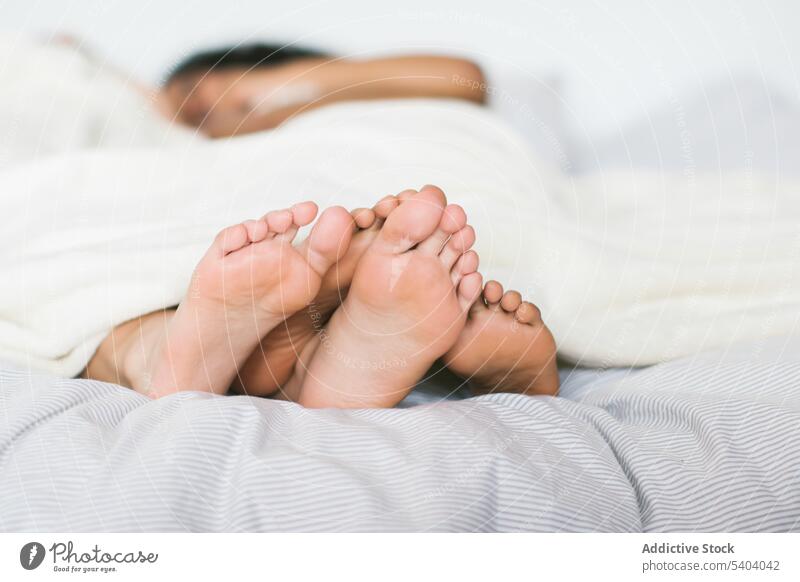 Lesbische Frauen schlafen zusammen auf einem Bett zu Hause lesbisch Paar Barfuß Fuß Liebe Decke Zusammensein Zuneigung sich[Akk] entspannen Bonden lgbt Morgen