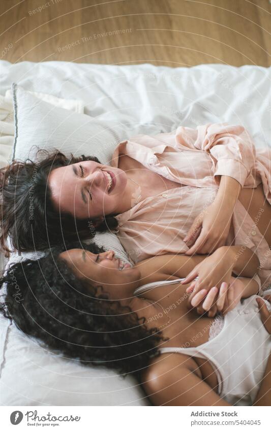 Verschiedene verliebte Freundinnen auf dem Bett liegend Paar lesbisch Partnerschaft Liebe romantisch sich[Akk] entspannen Decke Lügen Augen geschlossen Glück
