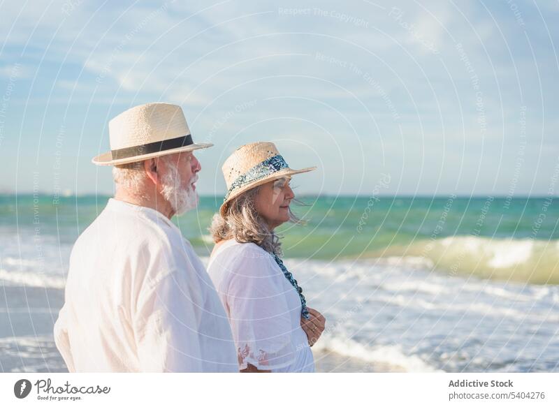 Romantisches älteres Paar am Strand stehend romantisch Urlaub Liebe Rentnerin in den Ruhestand gehen Meer Windstille Senior Zusammensein Harmonie Sommer
