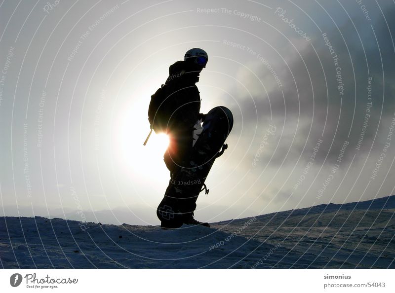 hm, wo muß ich jetzt hin? Snowboard Snowboarder Gegenlicht Wolken Schnee Skipiste Sonne Außenaufnahme tragen 1 Farbfoto Silhouette Wintersonne Wintersport