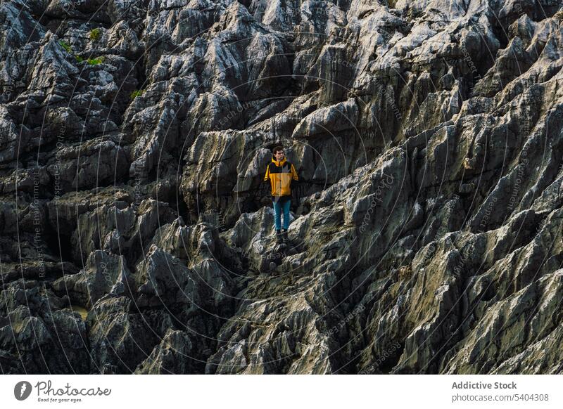 Männlicher Wanderer am felsigen Berghang stehend Mann Reisender Wanderung Abenteuer Berge u. Gebirge Klippe erkunden Hochland Spanien Natur männlich reisen