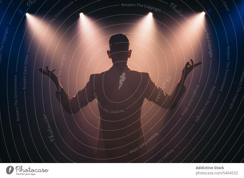 Mann mit auf der Bühne im Scheinwerferlicht Illusionist Zauberei u. Magie kleben ausführen Präsentation Top Anzug männlich Zauberer Abrakadabra Luftspiegelung