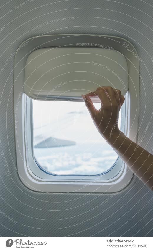 Unbekannter Passagier öffnet Jalousie im Flugzeug Reise Fenster blind Schatten Ausflug reisen offen Urlaub Tourist Tourismus Ausflugsziel Ebene Reisender