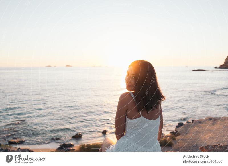 Frau entspannt sich am Sandstrand Strand wellig MEER Sommer Urlaub Lächeln sich[Akk] entspannen Balearen Tourismus reisen Meereslandschaft Küste Ufer Wasser