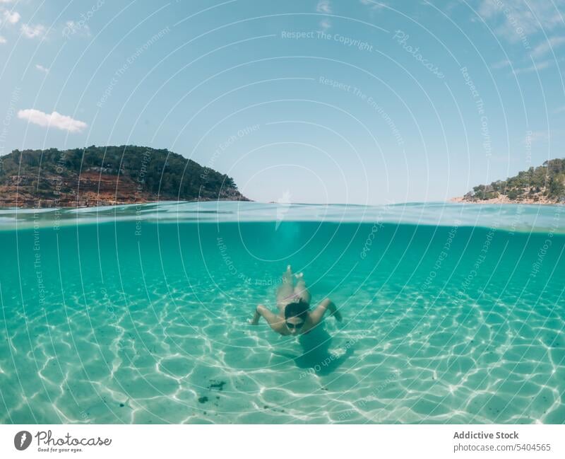 Frau schwimmt im blauen Meer schwimmen Sinkflug Schutzbrille Bikini türkis MEER Sommer Wochenende Balearen Badebekleidung Badeanzug Sonnenbad reisen