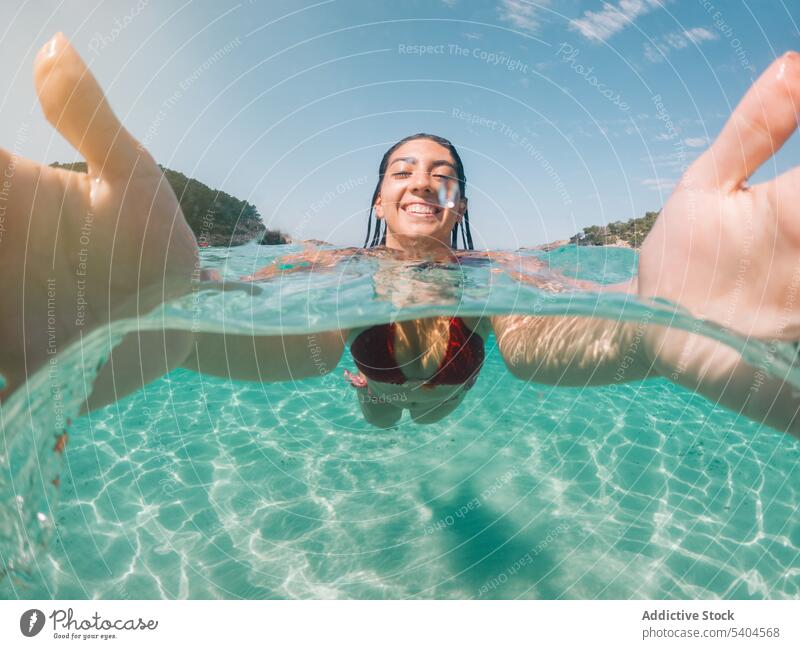Frau nimmt Selfie beim Schwimmen schwimmen Schwimmer Bikini MEER Sommer Selbstportrait tropisch Resort Balearen fotografieren Gedächtnis Moment Badebekleidung