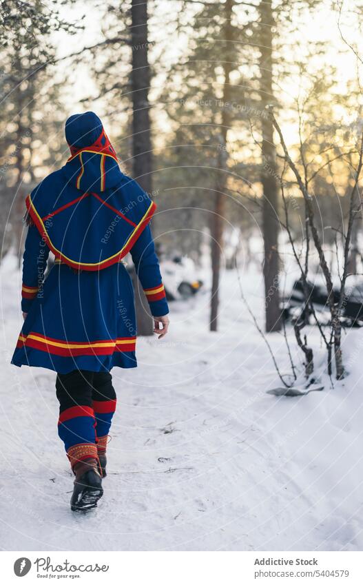 Unerkennbare indigene Person in Gakti und Nutukas im Winterwald saami authentisch einheimisch Wald Schnee gakti nutukas Landschaft Spaziergang heimatlich Saison