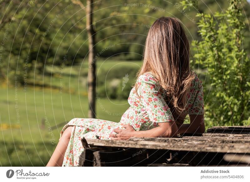Anonyme Frau auf einer Bank in der Natur Freizeit Sommer Landschaft Tisch ruhen ruhig Harmonie ländlich Kleid sich[Akk] entspannen Windstille Stil sorgenfrei
