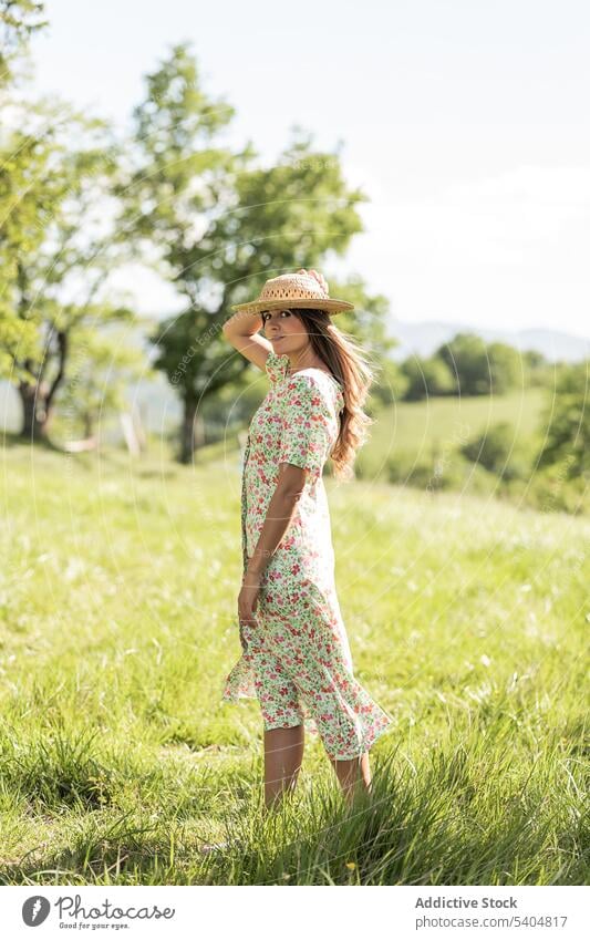 Frau im Sommerkleid beim Spaziergang auf dem Land Landschaft Natur Rasen Gras grün ruhen Feld Stil sich[Akk] entspannen Strohhut Kleid Wiese idyllisch Harmonie