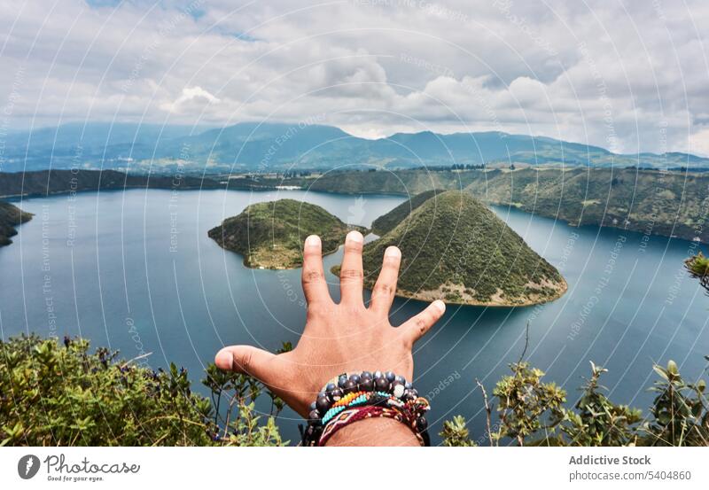Unbekannte Person, die in den See greift Hand gestikulieren Finger Natur malerisch Armband zeigen Sommer Frieden MEER Lagune idyllisch ruhig Windstille