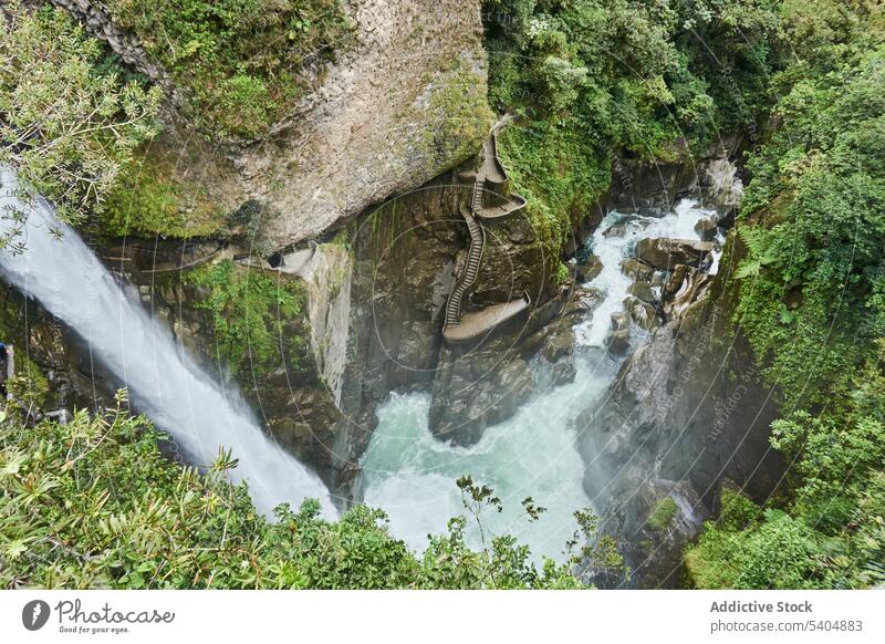 Beeindruckende Schlucht mit Wasserfall und grünen Bäumen im Wald Wälder Klippe Teich Felsen natürlich Stein Landschaft Kaskade wild Umwelt frisch felsig See
