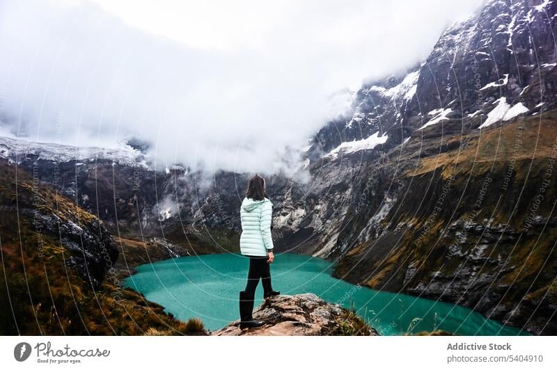 Weiblicher Reisender bewundert bewölkten Berg und Fluss Frau bewundern See Berge u. Gebirge Vulkan Natur Klippe Landschaft reisen Tourist Altar Ecuador