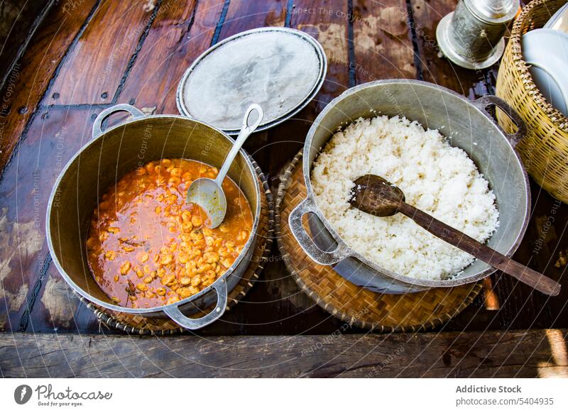 Traditionelles afrikanisches vegetarisches Essen auf einem Holztisch lecker Lebensmittel Schalen & Schüsseln Speise Gemüse Mais Reis schmoren Ernährung Tisch