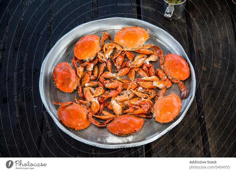 Köstliche und leckere Meeresfrüchte auf dem Holztisch Krabbe Bein frisch geschmackvoll appetitlich ungekocht Silber Teller hölzern Küche Ernährung roh