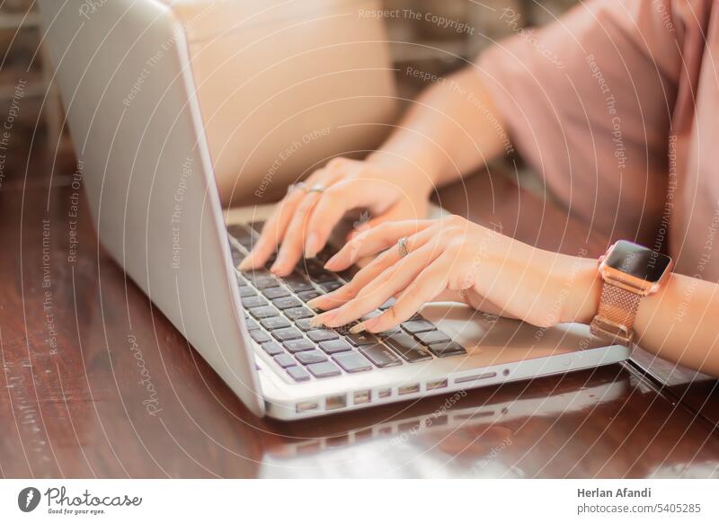 Nahaufnahme einer Geschäftsfrau, die an einem Laptop auf einem Tisch in einem Café arbeitet jung schön Business Technik & Technologie modern Mädchen Erwachsener