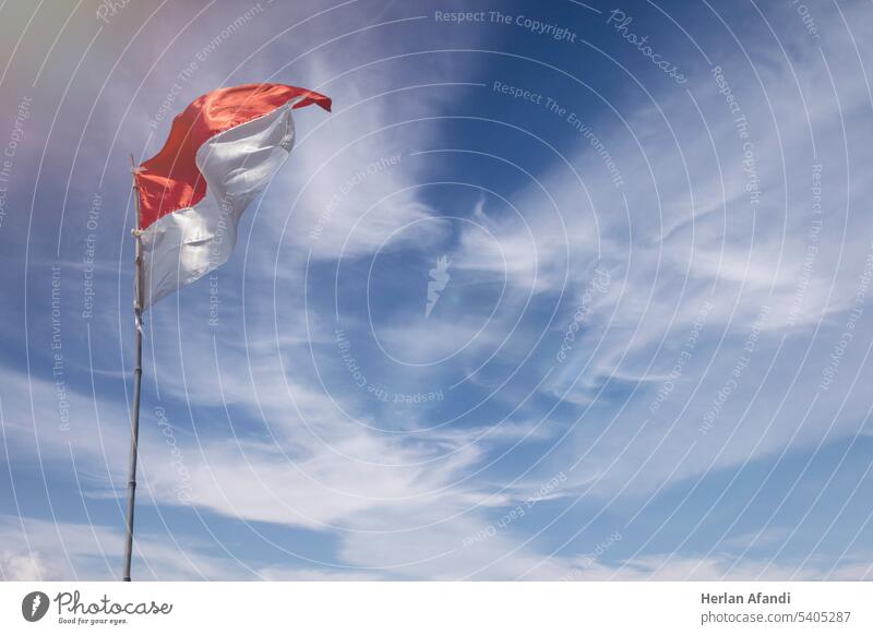 Flagge der Republik Indonesien mit blauem Himmel als Hintergrund weiß vereinzelt reisen Erfolg Feiertag Tag rot Symbol Transparente Freiheit Zeichen abstützen