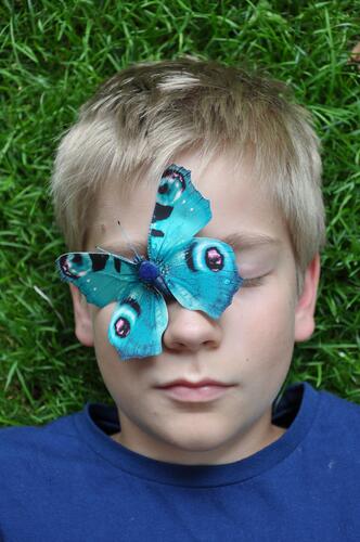 Wenn der Schmetterling erwacht… Junge Jugendlicher Kind Mensch Kindheit jung Gesicht Porträt Glück Freude Poesie Erwachen Bewusstsein Bewusstheit Sensibilität