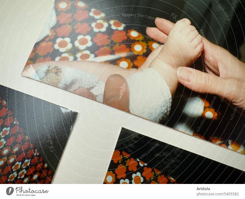 Fotoalbum-Nostalgie | Hand hält einen Babyfuß in die Kamera Fuß Zehen Barfuß Kind abfotografiert 80er Erinnerung niedlich Mutter 0-12 Monate