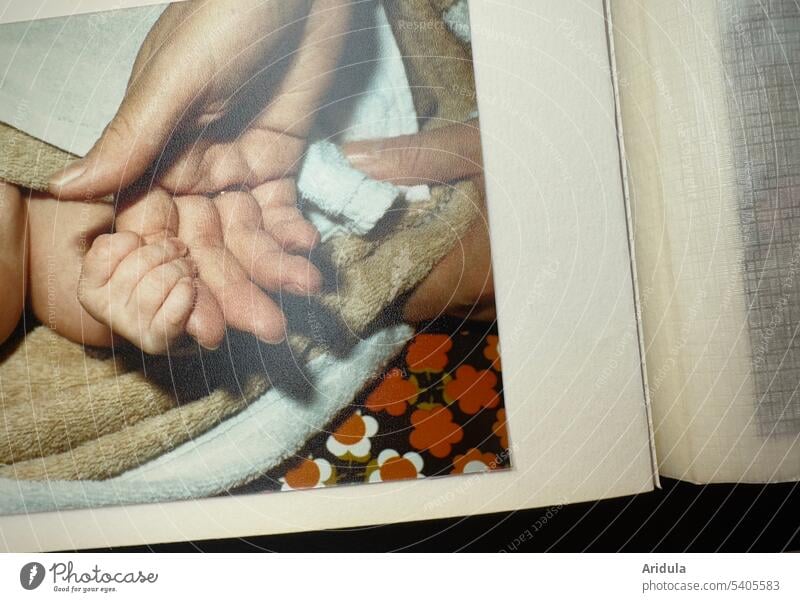 Fotoalbum-Nostalgie | Babyhand hält sich an der Hand der Mutter fest Kind abfotografiert 80er Erinnerung niedlich 0-12 Monate Hände festhalten Klammerreflex